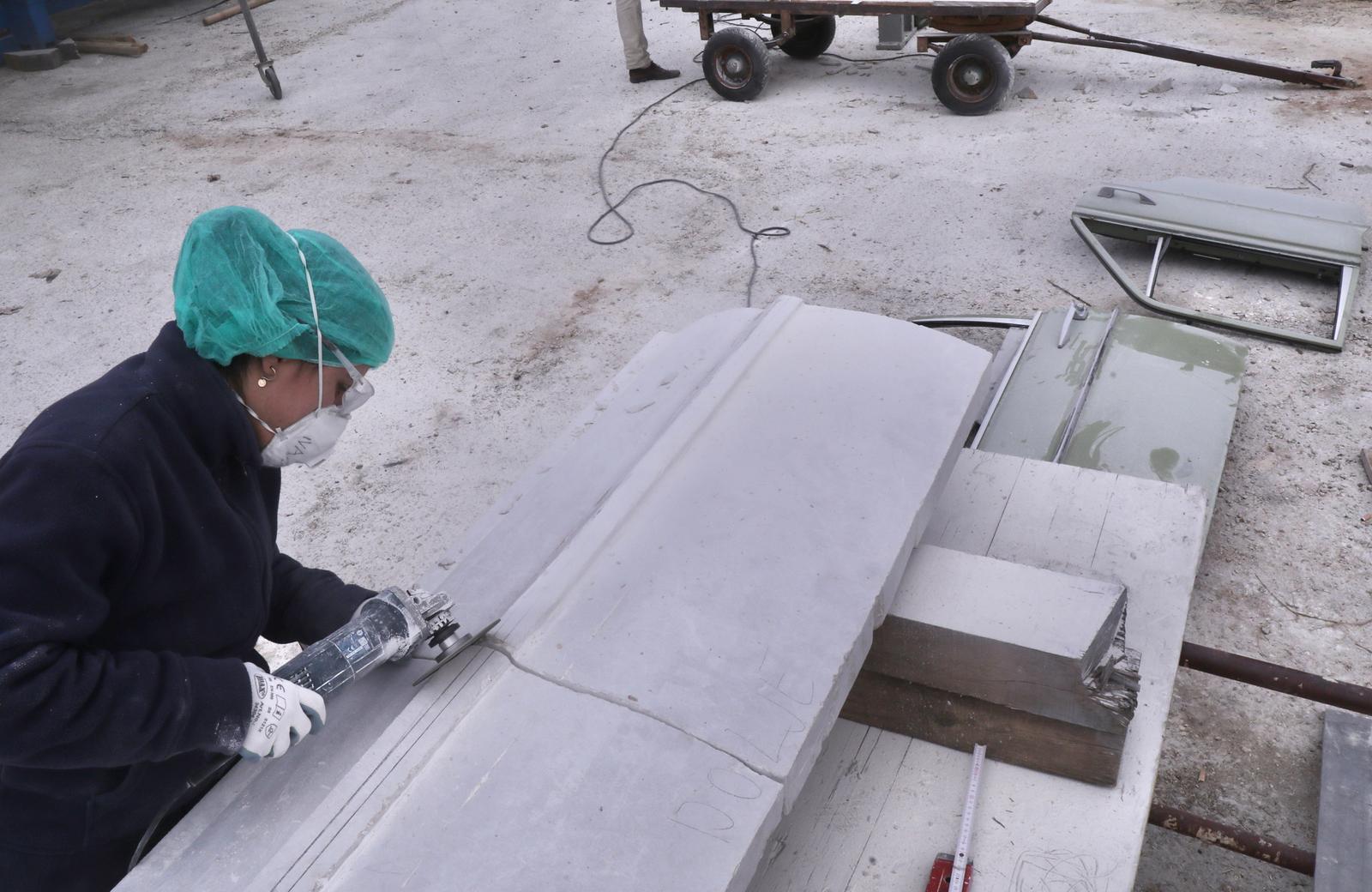 Mladi europski kipari stigli u Imotski, punom parom rade spomenik kultnom Mercedesu Mladi europski kipari stigli u Imotski, punom parom rade spomenik kultnom Mercedesu