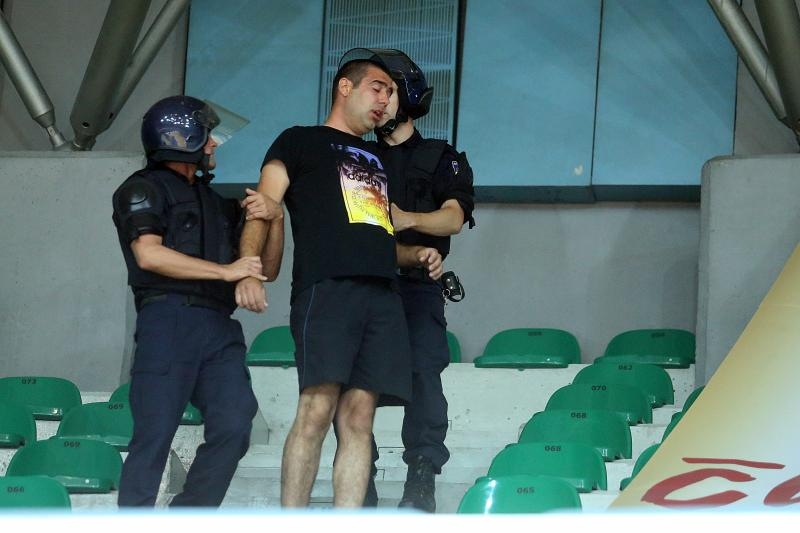 Intervencija policije na tribini s navijačima Zadra na utakmici Cibone i Zadra (80-71). Photo: Goran Stanzl/PIXSELL Intervencija policije na tribini s navijačima Zadra na utakmici Cibone i Zadra (80-71). Photo: Goran Stanzl/PIXSELL