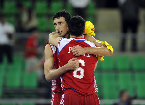 Bydgoszcz, 150909.
Dvorana Sport Arena Luczniczka.
Europsko prvenstvo u kosarci u Poljskoj, drugi krug natjecanja po skupinama 3. kolo grupe E, utakmica izmedju Hrvatske i Njemacke odlucujuca za ulazak u cetvrtfinale.
Na slici: Roko Leni Ukic i Marko Popo