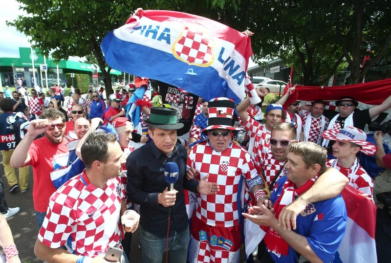 Hrvatski navijači okupirali Saint-Etienne pred utakmicu između Hrvatske i Češke. Photo: Sanjin Strukić/PIXSELL