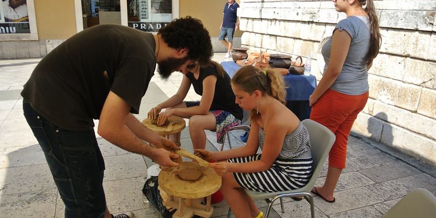 Prezentacija izrade iške keramike oduševila turiste, foto: Narodni muzej Zadar Prezentacija izrade iške keramike oduševila turiste, foto: Narodni muzej Zadar