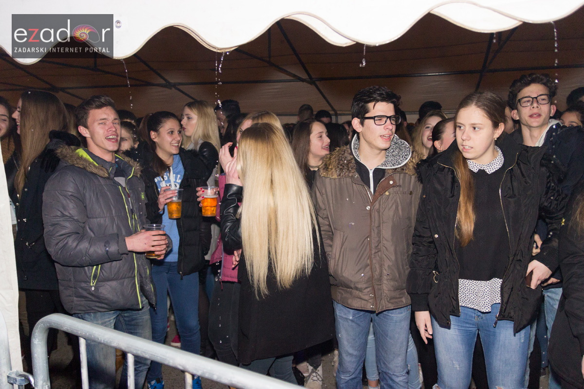 Humanitarni koncert “ZaDar Anđeli” održan je pod šatorom u u dvorištu Gimnazije Jurja Barakovića u Perivoju Vladimira Nazora