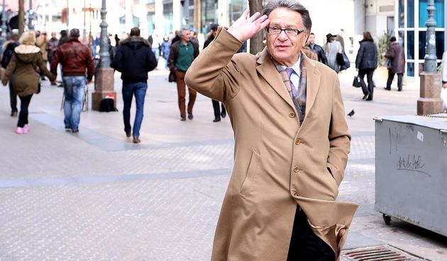 Miroslav Ciro Blazevic iskoristio je suncani dan za setnju centrom grada. Photo: Goran Stanzl/PIXSELL