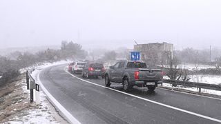 Snijeg i bura: Kolona vozila zaustavljena između Obrovca i Zatona obrovačkog