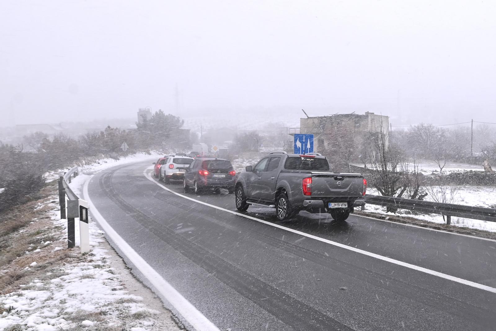 Snijeg i bura: Kolona vozila zaustavljena između Obrovca i Zatona obrovačkog