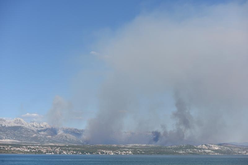 Jaka bura otežava gašenje požara kod Obrovca