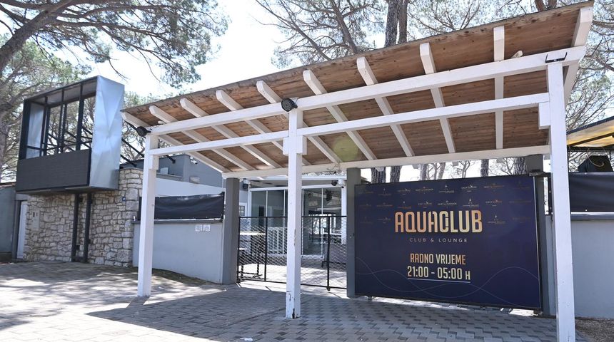 Sinoc je u ugostiteljskom objektu Aqua kod plaze Soline doslo do masovne tucnjave. Redar je zadobio teske tjelesne ozljede nakon cega je preminuo Sinoc je u ugostiteljskom objektu Aqua kod plaze Soline doslo do masovne tucnjave. Redar je zadobio teske tjelesne ozljede nakon cega je preminuo