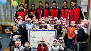 Da hrvatske zlatne Barakude imaju veliko srce pokazali su već prvog dana boravka u Zadru. Posjetili su mališane DV Latica i donijeli im prigodne poklone – vaterpolo kapice hrvatske reprezentacije. Mališani i njihove tete s oduševljenjem su dočekali svoje