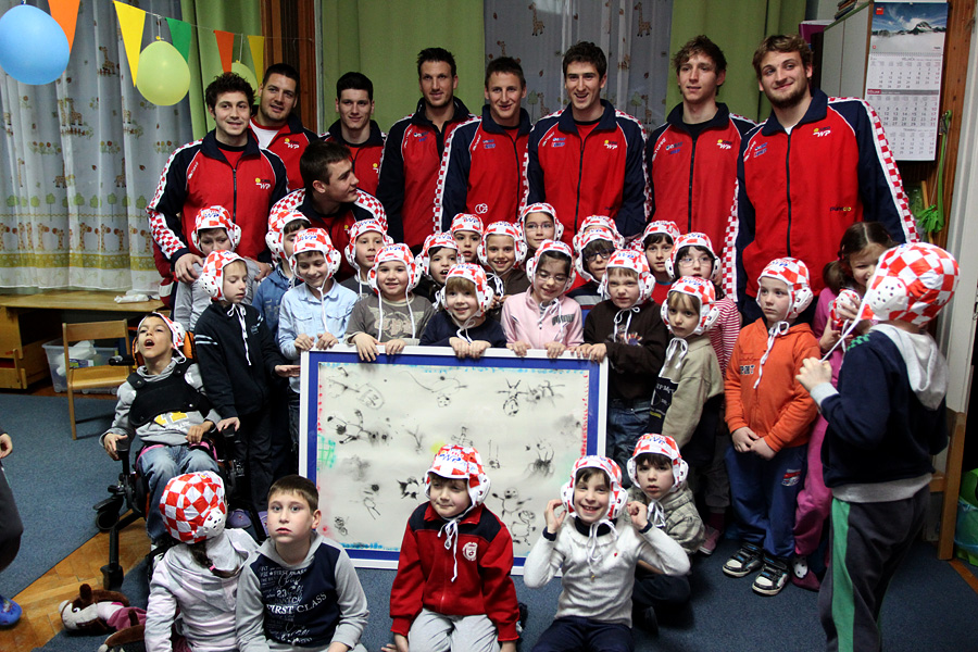 Da hrvatske zlatne Barakude imaju veliko srce pokazali su već prvog dana boravka u Zadru. Posjetili su mališane DV Latica i donijeli im prigodne poklone – vaterpolo kapice hrvatske reprezentacije. Mališani i njihove tete s oduševljenjem su dočekali svoje