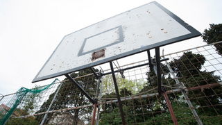 Zadar, 140412
Kosarkaska igralista i na njima postavljeni kosevi po citavom Zadru, koji se dici imenom “Grad kosarke”, su u jako losem stanju i/ili sluze kao parkiraliste.
Na fotografiji: kos u zadarskom kvartu Kampo Kastelo na Poluotoku je bez obruca
Fo Zadar, 140412
Kosarkaska igralista i na njima postavljeni kosevi po citavom Zadru, koji se dici imenom “Grad kosarke”, su u jako losem stanju i/ili sluze kao parkiraliste.
Na fotografiji: kos u zadarskom kvartu Kampo Kastelo na Poluotoku je bez obruca
Fo