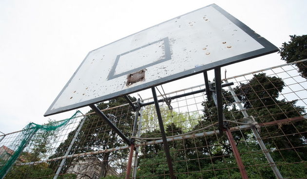 Zadar, 140412
Kosarkaska igralista i na njima postavljeni kosevi po citavom Zadru, koji se dici imenom “Grad kosarke”, su u jako losem stanju i/ili sluze kao parkiraliste. 
Na fotografiji: kos u zadarskom kvartu Kampo Kastelo na Poluotoku je bez obruca
Fo