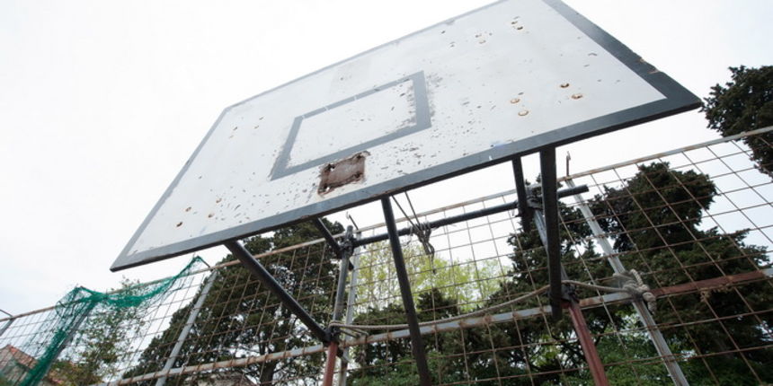 Zadar, 140412
Kosarkaska igralista i na njima postavljeni kosevi po citavom Zadru, koji se dici imenom “Grad kosarke”, su u jako losem stanju i/ili sluze kao parkiraliste. 
Na fotografiji: kos u zadarskom kvartu Kampo Kastelo na Poluotoku je bez obruca
Fo