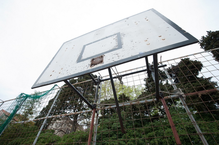 Zadar, 140412
Kosarkaska igralista i na njima postavljeni kosevi po citavom Zadru, koji se dici imenom “Grad kosarke”, su u jako losem stanju i/ili sluze kao parkiraliste.
Na fotografiji: kos u zadarskom kvartu Kampo Kastelo na Poluotoku je bez obruca
Fo Zadar, 140412
Kosarkaska igralista i na njima postavljeni kosevi po citavom Zadru, koji se dici imenom “Grad kosarke”, su u jako losem stanju i/ili sluze kao parkiraliste.
Na fotografiji: kos u zadarskom kvartu Kampo Kastelo na Poluotoku je bez obruca
Fo