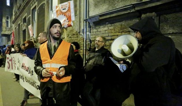 Inicijativa Protiv fasizma organizirala je prosvjed ispred bazilike Srca Isusova u Palmoticevoj ulici gdje se od 19 sati sluzila misa zadusnica za ustaskog poglavnika Antu Pavelica, koja se ondje vec godinama odrzava. Zadnjih nekoliko godina gradjani orga