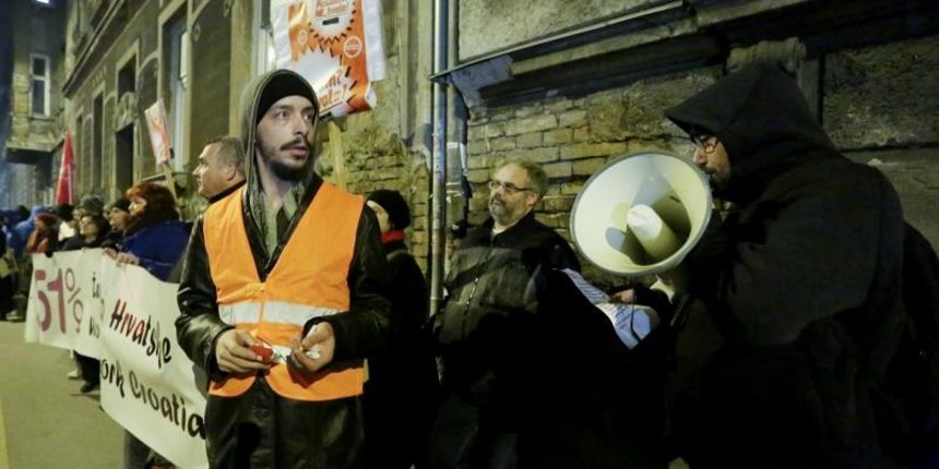 Inicijativa Protiv fasizma organizirala je prosvjed ispred bazilike Srca Isusova u Palmoticevoj ulici gdje se od 19 sati sluzila misa zadusnica za ustaskog poglavnika Antu Pavelica, koja se ondje vec godinama odrzava. Zadnjih nekoliko godina gradjani orga Inicijativa Protiv fasizma organizirala je prosvjed ispred bazilike Srca Isusova u Palmoticevoj ulici gdje se od 19 sati sluzila misa zadusnica za ustaskog poglavnika Antu Pavelica, koja se ondje vec godinama odrzava. Zadnjih nekoliko godina gradjani orga