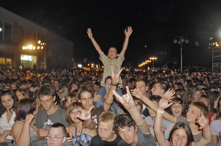 Vodice, 110611.
Obala Vladimira Natora.
Posljednja vecer CMC -a u Vodicama.
Na slici: Vodicka publika..
Foto: Marija Mihic / CROPIX