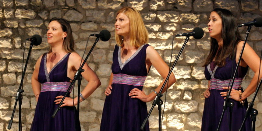Zadar, 0306211.
Na trgu kog novog Kazalista lutaka odrzana je smotra klapa “O, mili Zadre moj”.
Na slici: Klapa Uzorita.
Foto: Vladimir Ivanov / CROPIX Zadar, 0306211.
Na trgu kog novog Kazalista lutaka odrzana je smotra klapa “O, mili Zadre moj”.
Na slici: Klapa Uzorita.
Foto: Vladimir Ivanov / CROPIX