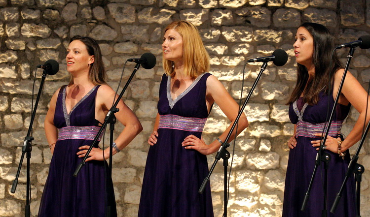 Zadar, 0306211.
Na trgu kog novog Kazalista lutaka odrzana je smotra klapa “O, mili Zadre moj”.
Na slici: Klapa Uzorita.
Foto: Vladimir Ivanov / CROPIX Zadar, 0306211.
Na trgu kog novog Kazalista lutaka odrzana je smotra klapa “O, mili Zadre moj”.
Na slici: Klapa Uzorita.
Foto: Vladimir Ivanov / CROPIX