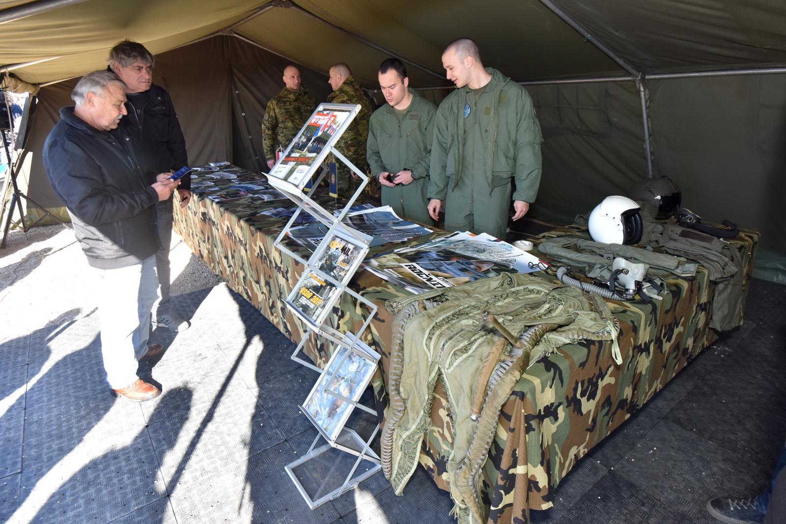 Otvorena izložba vojne opreme, oružja i vozila na zadarskoj rivi