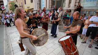 Vitezovi vranski na Narodnom trgu (foto:Saša Čuka) Vitezovi vranski na Narodnom trgu (foto:Saša Čuka)