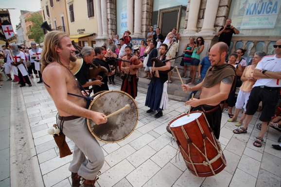 Vitezovi vranski na Narodnom trgu (foto:Saša Čuka) Vitezovi vranski na Narodnom trgu (foto:Saša Čuka)