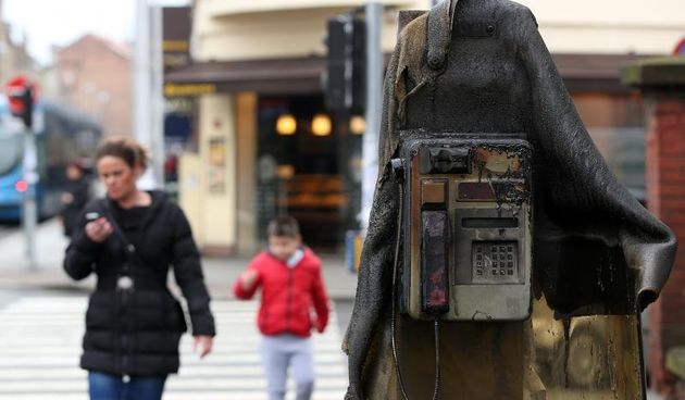 Zapaljena telefonska govornica na krizanju Selske i Ilice podsjeca na prosla vremena. Niske cijene mobitela i telefonskih usluga znatno su smanjile potrebu za telefonskim govornicama. Photo: Anto Magzan/PIXSELL
