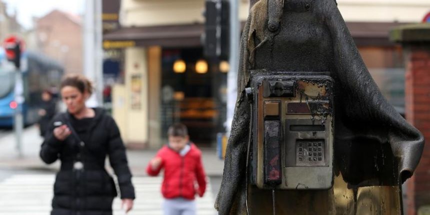 Zapaljena telefonska govornica na krizanju Selske i Ilice podsjeca na prosla vremena. Niske cijene mobitela i telefonskih usluga znatno su smanjile potrebu za telefonskim govornicama. Photo: Anto Magzan/PIXSELL