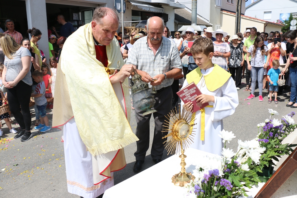 Tradicionalna procesija Tijelova ulicama Vira Tradicionalna procesija Tijelova ulicama Vira