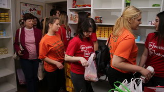 Zadarski maturanti donirali brašno Socijalnoj samoposluzi Zadarski maturanti donirali brašno Socijalnoj samoposluzi