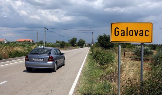 10.07.2013., Zadar, Galovac – Marin Gulan, 32-godisnji nacelnik Opcine Galovac, tesko je ozlijedjen nakon sto ga je sinoc metalnom polugom izudarao ljutiti 35-godisnjak. Napad se dogodio na puticu pored tabele na samom ulazu u u Galovac. Photo: Zeljko M