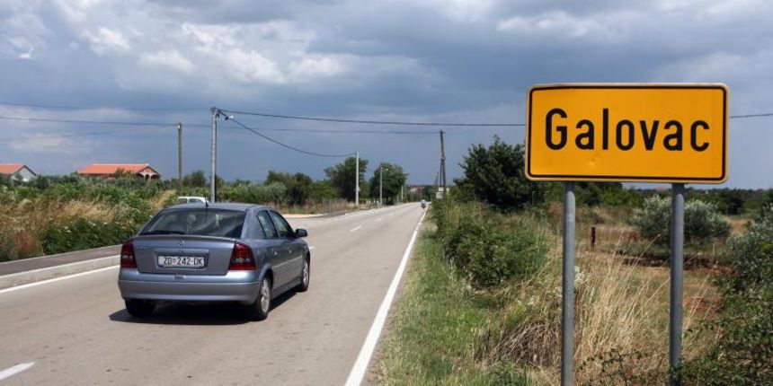 10.07.2013., Zadar, Galovac – Marin Gulan, 32-godisnji nacelnik Opcine Galovac, tesko je ozlijedjen nakon sto ga je sinoc metalnom polugom izudarao ljutiti 35-godisnjak. Napad se dogodio na puticu pored tabele na samom ulazu u u Galovac. Photo: Zeljko M