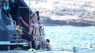 Članovi benda U2 David Howell Evans poznatiji kao The Edge i Adam Clayton odmaraju na Paklenim otocima u pauzi snimanja novog albuma