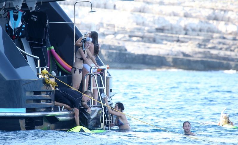 Članovi benda U2 David Howell Evans poznatiji kao The Edge i Adam Clayton odmaraju na Paklenim otocima u pauzi snimanja novog albuma