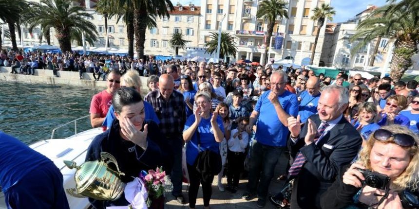 Dina Levačić otplivala humanitarni maraton između Trogira i Splita za Udrugu Anđeli. Foto: Miranda Cikotić/PIXSELL Dina Levačić otplivala humanitarni maraton između Trogira i Splita za Udrugu Anđeli. Foto: Miranda Cikotić/PIXSELL