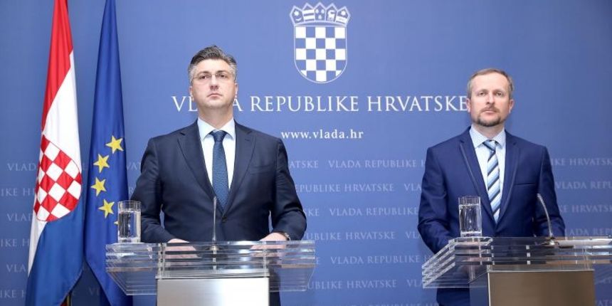 Predsjednik Vlade Republike Hrvatske Andrej Plenkovic zajedno s ministrom pravosudja Antom Sprljom odrzao je u Banskim dvorima konferenciju za medije na temu podnosenja elektronickog prijedloga za upis u zemljisne knjige.