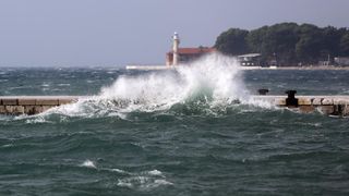 Zadar: Surferi uživaju u valovima koje je prouzročilo snažno jugo, Photo: Filip Brala/PIXSELL