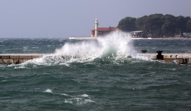 Zadar: Surferi uživaju u valovima koje je prouzročilo snažno jugo, Photo: Filip Brala/PIXSELL