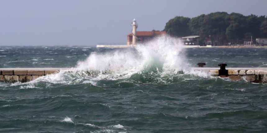 Zadar: Surferi uživaju u valovima koje je prouzročilo snažno jugo, Photo: Filip Brala/PIXSELL Zadar: Surferi uživaju u valovima koje je prouzročilo snažno jugo, Photo: Filip Brala/PIXSELL
