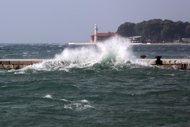 Zadar: Surferi uživaju u valovima koje je prouzročilo snažno jugo, Photo: Filip Brala/PIXSELL