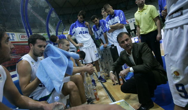 Zagreb, 191111.Kosarkaski centar Drazen Petrovic, Savska 40.Kosarkaska utakmica ABA liga, 8. kolo.KK Zagreb Croatia osiguranje – KK Helios Domzale.Na slici: Sean May (Zagreb) i Blaz Cresnar (Domzale).Na slici: Kosarkasi Zagreba i trener Vladimir Andr