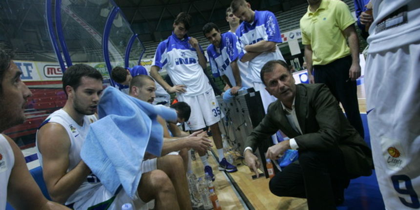 Zagreb, 191111.Kosarkaski centar Drazen Petrovic, Savska 40.Kosarkaska utakmica ABA liga, 8. kolo.KK Zagreb Croatia osiguranje – KK Helios Domzale.Na slici: Sean May (Zagreb) i Blaz Cresnar (Domzale).Na slici: Kosarkasi Zagreba i trener Vladimir Andr Zagreb, 191111.Kosarkaski centar Drazen Petrovic, Savska 40.Kosarkaska utakmica ABA liga, 8. kolo.KK Zagreb Croatia osiguranje – KK Helios Domzale.Na slici: Sean May (Zagreb) i Blaz Cresnar (Domzale).Na slici: Kosarkasi Zagreba i trener Vladimir Andr