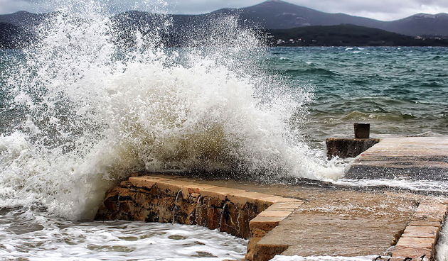 Zapadnjak i plima poplavili ulice