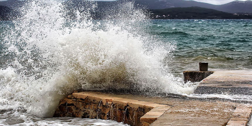 Zapadnjak i plima poplavili ulice