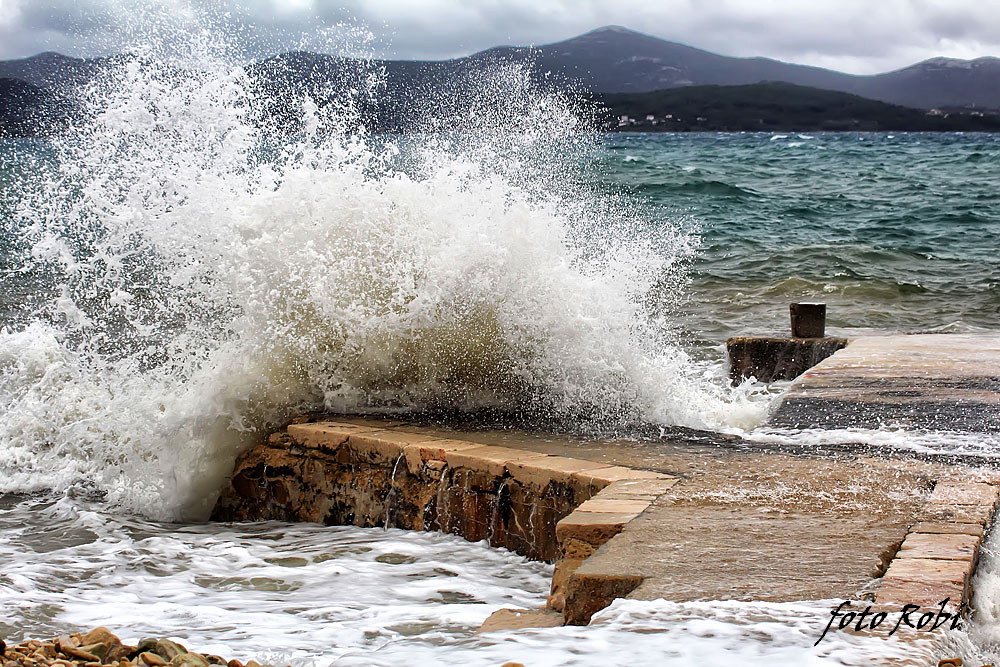 Zapadnjak i plima poplavili ulice