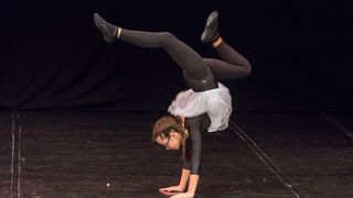 Božićna čestitka plesnog odjela Glazbene škole Blagoje Bersa