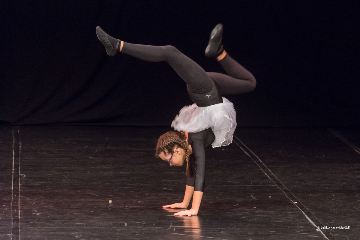 Božićna čestitka plesnog odjela Glazbene škole Blagoje Bersa