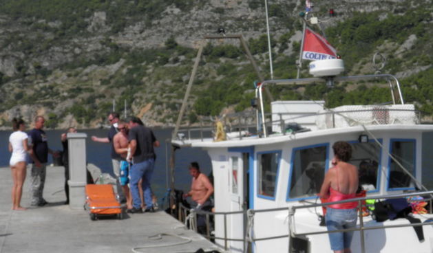 Split, 230910.
Jutros oko 11.15 sati u Komizi na otoku Visu, prilikom prebacivanja opreme na brod eksplodirala je boca za ronjenje, pri cemu je vise osoba tesko ozlijedjeno
 a  zivot je izgubila mlada Poljakinja. Helikopter Hrvatskog vojnog zrakoplovstva