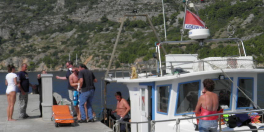 Split, 230910.
Jutros oko 11.15 sati u Komizi na otoku Visu, prilikom prebacivanja opreme na brod eksplodirala je boca za ronjenje, pri cemu je vise osoba tesko ozlijedjeno
a zivot je izgubila mlada Poljakinja. Helikopter Hrvatskog vojnog zrakoplovstva Split, 230910.
Jutros oko 11.15 sati u Komizi na otoku Visu, prilikom prebacivanja opreme na brod eksplodirala je boca za ronjenje, pri cemu je vise osoba tesko ozlijedjeno
a zivot je izgubila mlada Poljakinja. Helikopter Hrvatskog vojnog zrakoplovstva