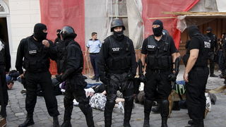 Temisvar, Rumunjska, 011009.
Na jednom od gradskih trgova doslo je do sukoba izmedju navijaca Dinama i rumunjskih navijaca pred utakmicu Temisvar – Dinamo. Policija je nerede vrlo brzo ugusila.
Foto: CROPIX Temisvar, Rumunjska, 011009.
Na jednom od gradskih trgova doslo je do sukoba izmedju navijaca Dinama i rumunjskih navijaca pred utakmicu Temisvar – Dinamo. Policija je nerede vrlo brzo ugusila.
Foto: CROPIX