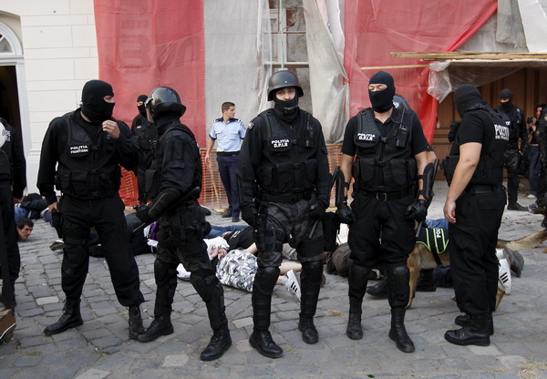 Temisvar, Rumunjska, 011009.
Na jednom od gradskih trgova doslo je do sukoba izmedju navijaca Dinama i rumunjskih navijaca pred utakmicu Temisvar – Dinamo. Policija je nerede vrlo brzo ugusila.
Foto: CROPIX Temisvar, Rumunjska, 011009.
Na jednom od gradskih trgova doslo je do sukoba izmedju navijaca Dinama i rumunjskih navijaca pred utakmicu Temisvar – Dinamo. Policija je nerede vrlo brzo ugusila.
Foto: CROPIX